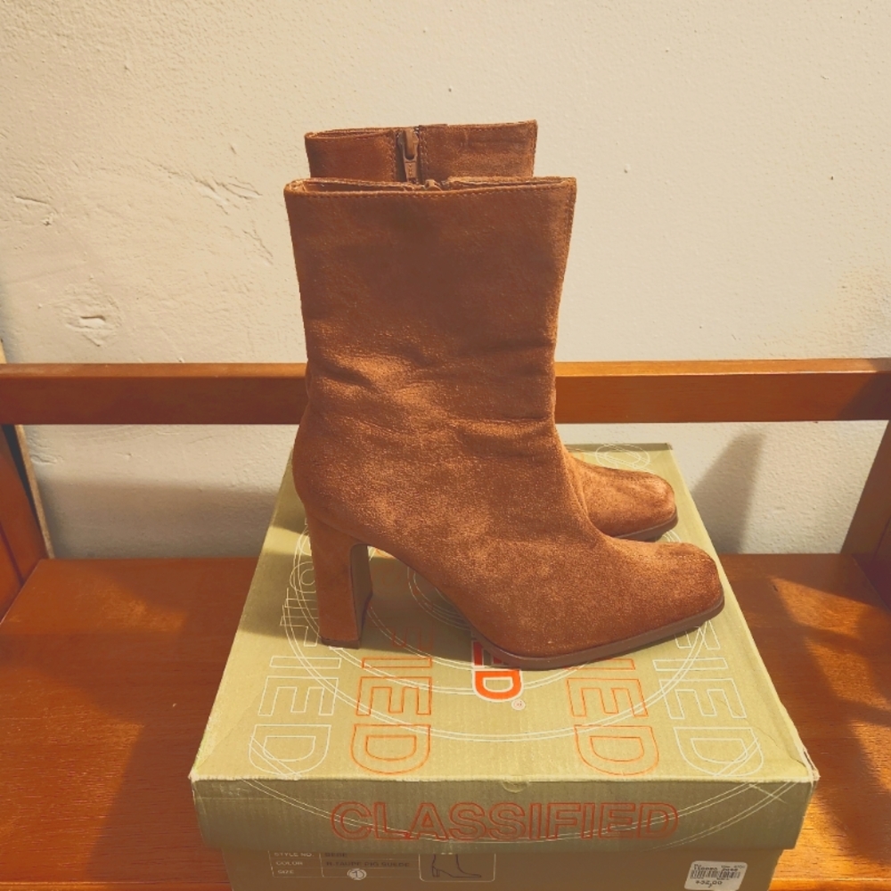 Never worn Vintage Classified real suede boots size 7